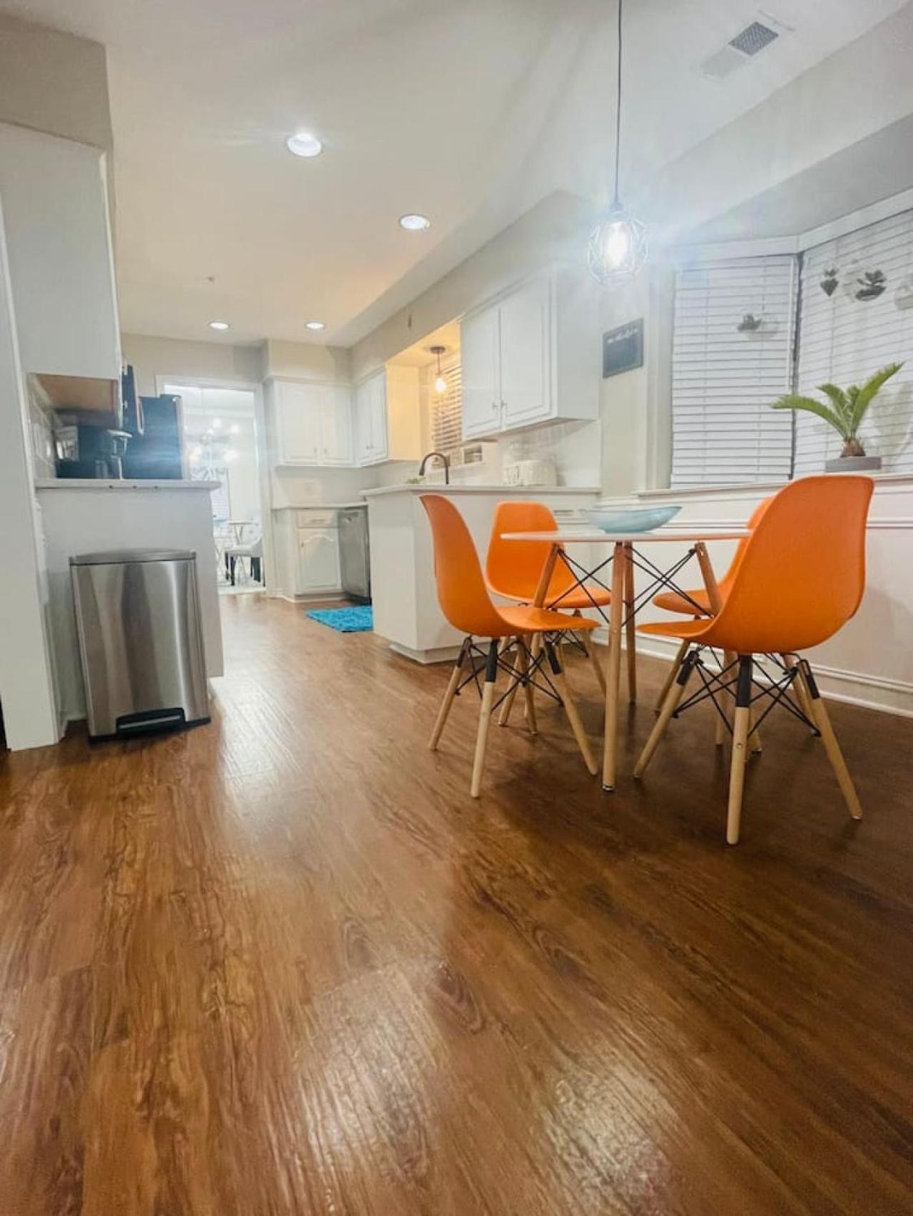 5 Star House - Chic Mid-century Modern Luxury